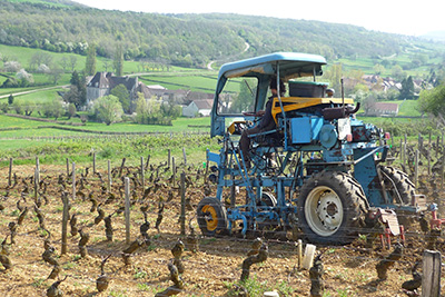 chateau de chamilly labourrage des terres printemps enjambeurs